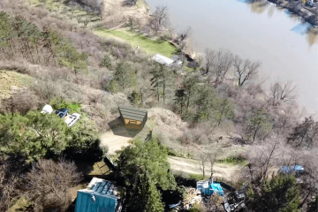 Letecký záběr na Černou skálu s vyhlídkou