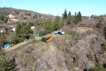 Letecký záběr na Černou skálu s vyhlídkou